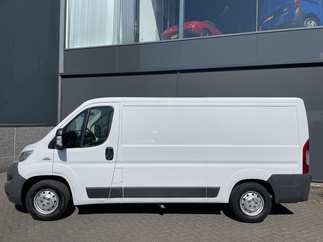 Fiat DUCATO 33 2.3 MultiJet L2H1 Airco - Trekhaak - Luchtvering - Bluetooth - Park. sensoren Achter - Lendesteun verstelb. - B.stoel IHV - Hill hold - 2 zitpl. RV - Zijschuifd. Rechts - Laadvloer - Tussenschot V - zijwand b