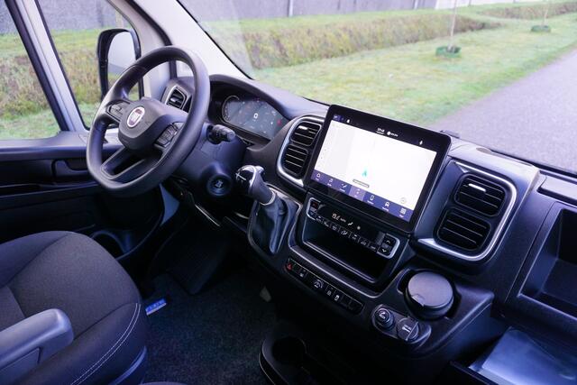 Fiat DUCATO 35H 2.2 MultiJet L3H2 in Topstaat |180 pk |Automaat |Expeditie Grijs |Camera |Cruise |Navi |Nieuwe model |Trekhaak |Digitaal dashboard |Carplay |3500 KG |1e eigenaar