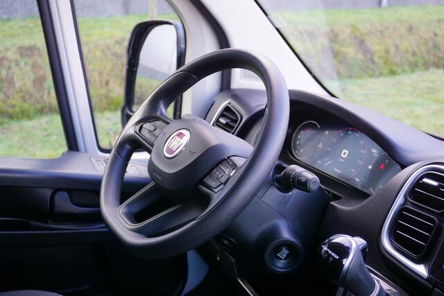 Fiat DUCATO 35H 2.2 MultiJet L3H2 in Topstaat |180 pk |Automaat |Expeditie Grijs |Camera |Cruise |Navi |Nieuwe model |Trekhaak |Digitaal dashboard |Carplay |3500 KG |1e eigenaar