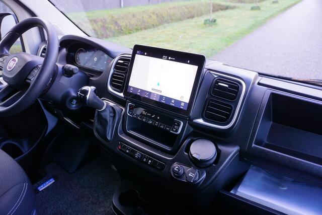 Fiat DUCATO 35H 2.2 MultiJet L3H2 in Topstaat |180 pk |Automaat |Expeditie Grijs |Camera |Cruise |Navi |Nieuwe model |Trekhaak |Digitaal dashboard |Carplay |3500 KG |1e eigenaar