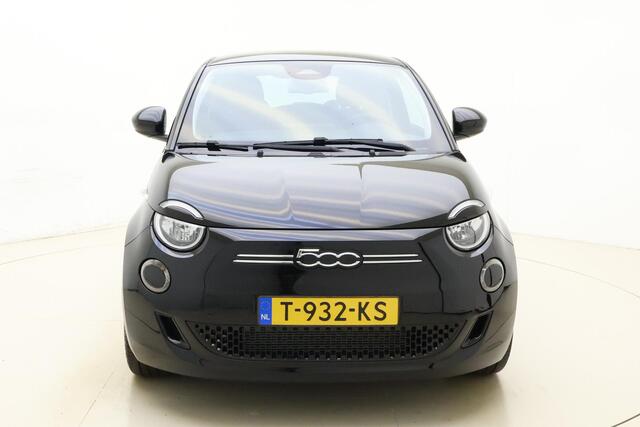 Fiat E-500 Urban 42 kWh | Climate control | Navigatie via Carplay | Lichtmetalen velgen | Camera | Parkeersensoren | Weinig kilometers | Keyless | Armsteun | DAB Radio
