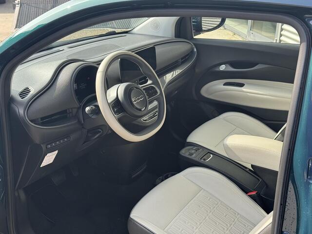 Fiat E-500 La Prima 42 kWh Fiat 500e La Prima Leder | 17" | Pack Winter | Schuif/Kantel dak | Subsidie ¤ 2.000,-