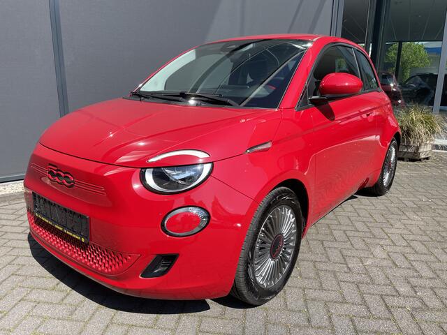 Fiat E-500 Red 42 kwh Achteruitrijcamera - Airco - Parkeersensor achter - Navigatiesysteem - Apple carplay - Cruise control - Licht metalen velgen 16 inch - Radio - Ramen elektrisch - Multifunctioneel stuurwiel - - Draadloze telefoonoplader - Led verlichting - Auto