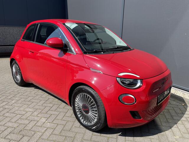 Fiat E-500 Red 42 kwh Achteruitrijcamera - Airco - Parkeersensor achter - Navigatiesysteem - Apple carplay - Cruise control - Licht metalen velgen 16 inch - Radio - Ramen elektrisch - Multifunctioneel stuurwiel - - Draadloze telefoonoplader - Led verlichting - Auto