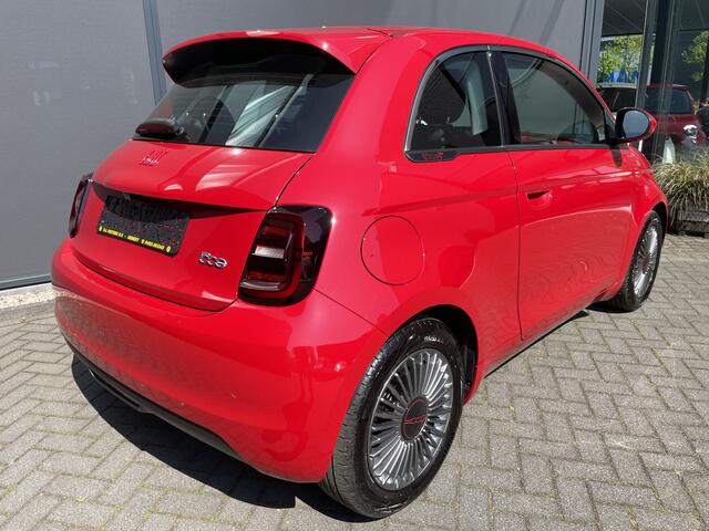 Fiat E-500 Red 42 kwh Achteruitrijcamera - Airco - Parkeersensor achter - Navigatiesysteem - Apple carplay - Cruise control - Licht metalen velgen 16 inch - Radio - Ramen elektrisch - Multifunctioneel stuurwiel - - Draadloze telefoonoplader - Led verlichting - Auto