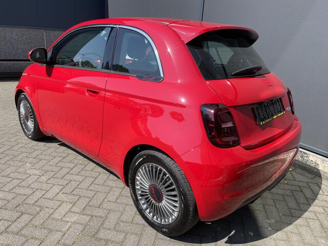 Fiat E-500 Red 42 kwh Achteruitrijcamera - Airco - Parkeersensor achter - Navigatiesysteem - Apple carplay - Cruise control - Licht metalen velgen 16 inch - Radio - Ramen elektrisch - Multifunctioneel stuurwiel - - Draadloze telefoonoplader - Led verlichting - Auto