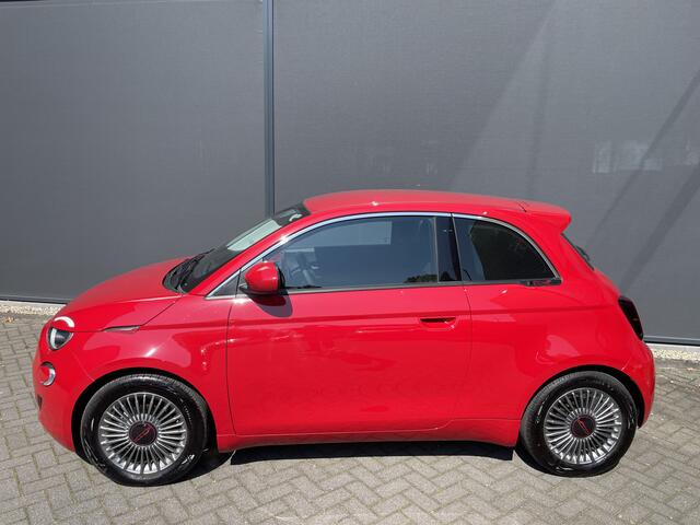 Fiat E-500 Red 42 kwh Achteruitrijcamera - Airco - Parkeersensor achter - Navigatiesysteem - Apple carplay - Cruise control - Licht metalen velgen 16 inch - Radio - Ramen elektrisch - Multifunctioneel stuurwiel - - Draadloze telefoonoplader - Led verlichting - Auto