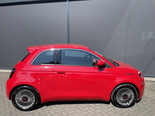 Fiat E-500 Red 42 kwh Achteruitrijcamera - Airco - Parkeersensor achter - Navigatiesysteem - Apple carplay - Cruise control - Licht metalen velgen 16 inch - Radio - Ramen elektrisch - Multifunctioneel stuurwiel - - Draadloze telefoonoplader - Led verlichting - Auto