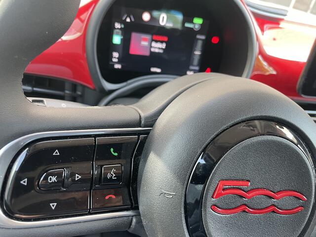 Fiat E-500 Red 42 kwh Achteruitrijcamera - Airco - Parkeersensor achter - Navigatiesysteem - Apple carplay - Cruise control - Licht metalen velgen 16 inch - Radio - Ramen elektrisch - Multifunctioneel stuurwiel - - Draadloze telefoonoplader - Led verlichting - Auto