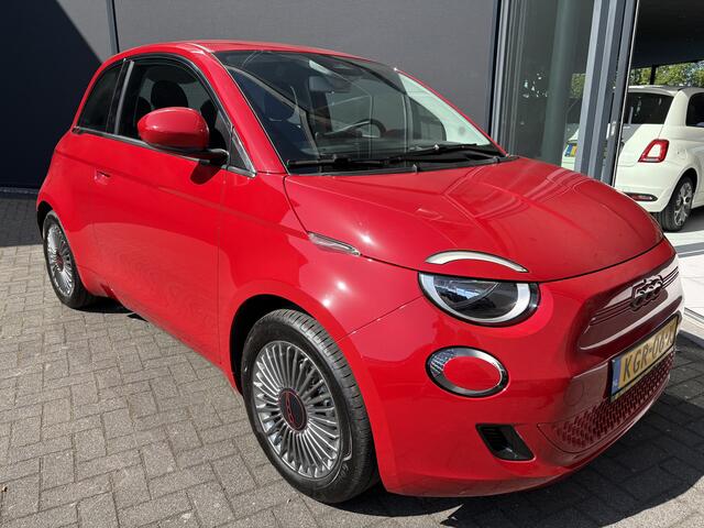 Fiat E-500 24 kWh RED Achteruitrijcamera - Airco - Navigatie - Parkeersensoren achter - Apple carplay - Bluetooth - Cruise control - Keyless start - Led verlichting - Stuur multifunctioneel - Rijstrooksensor - Elektrische ramen