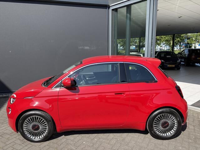 Fiat E-500 24 kWh RED Achteruitrijcamera - Airco - Navigatie - Parkeersensoren achter - Apple carplay - Bluetooth - Cruise control - Keyless start - Led verlichting - Stuur multifunctioneel - Rijstrooksensor - Elektrische ramen