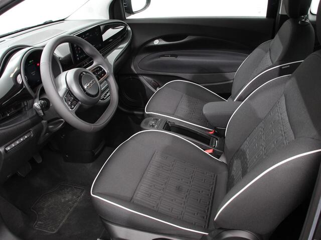 Fiat E-500 Berline 42 kWh Automaat Climate control Cruise control Achteruitrijcamera Led Navigatie Apple Carplay/ Android Auto Lichtmetalen velgen Stoelverwarming