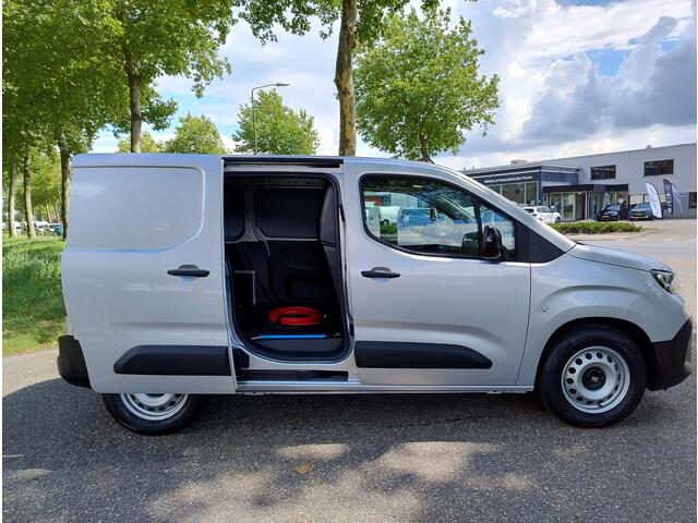 Fiat E-Doblo L1 50 kWh 136pk AUTOMAAT | Warmtepomp | Comfortstoelen | Stoelverwarming | Stuurverwarming | Verwarmbare voorruit | Houten afwerking laadruimte | Multimedia | Apple Carplay | Android Auto | Parkeersensoren achter | Climate control | Elektrisch inklapbare 