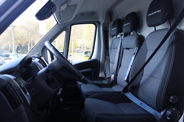 Fiat E-Ducato 3.5T L3H2 79 kWH AUTOMAAT | NAVIGATIE | CLIMATE CONTROL | PARKEERSENSOREN | ACHTERUITRIJ CAMERA | DODEHOEK DETECTIE | LANE ASSIST | LEDER STUURWIEL | BUMPERS IN CARROSERIE KLEUR |