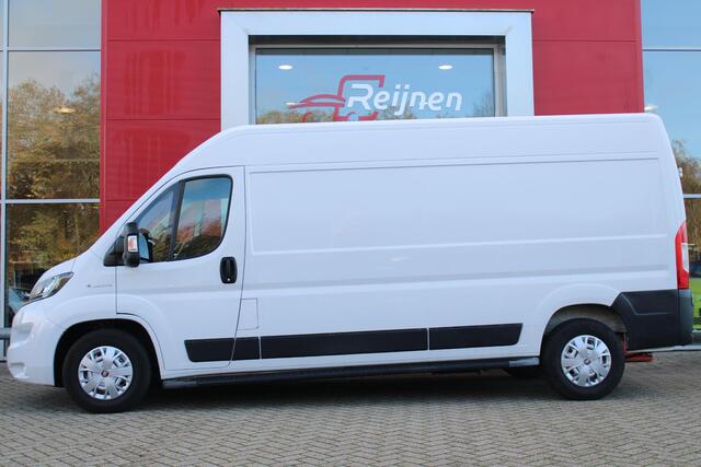 Fiat E-Ducato 3.5T L3H2 79 kWH AUTOMAAT | NAVIGATIE | CLIMATE CONTROL | PARKEERSENSOREN | ACHTERUITRIJ CAMERA | DODEHOEK DETECTIE | LANE ASSIST | LEDER STUURWIEL | BUMPERS IN CARROSERIE KLEUR |