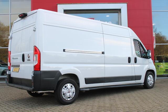 Fiat E-Ducato 3.5T L3H2 79 kWH AUTOMAAT | NAVIGATIE | CLIMATE CONTROL | PARKEERSENSOREN | ACHTERUITRIJ CAMERA | DODEHOEK DETECTIE | LANE ASSIST | LEDER STUURWIEL | BUMPERS IN CARROSERIE KLEUR |