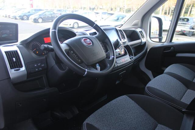 Fiat E-Ducato 3.5T L3H2 79 kWH AUTOMAAT | NAVIGATIE | CLIMATE CONTROL | PARKEERSENSOREN | ACHTERUITRIJ CAMERA | DODEHOEK DETECTIE | LANE ASSIST | LEDER STUURWIEL | BUMPERS IN CARROSERIE KLEUR |