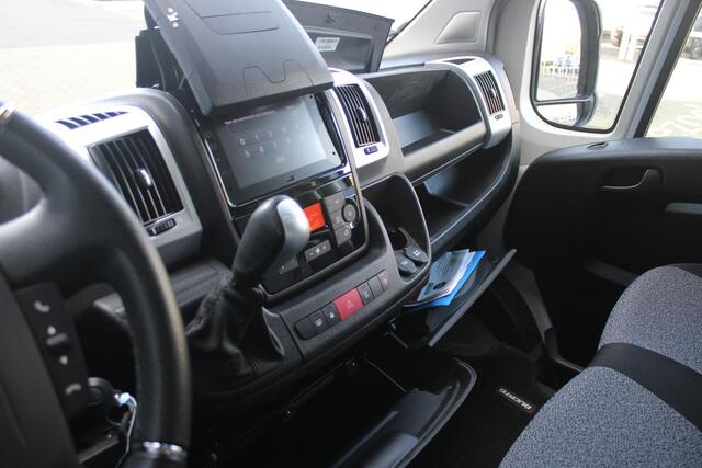 Fiat E-Ducato 3.5T L3H2 79 kWH AUTOMAAT | NAVIGATIE | CLIMATE CONTROL | PARKEERSENSOREN | ACHTERUITRIJ CAMERA | DODEHOEK DETECTIE | LANE ASSIST | LEDER STUURWIEL | BUMPERS IN CARROSERIE KLEUR |