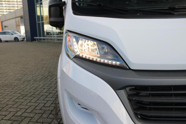 Fiat E-Ducato 3.5T L3H2 79 kWH AUTOMAAT | NAVIGATIE | CLIMATE CONTROL | PARKEERSENSOREN | ACHTERUITRIJ CAMERA | DODEHOEK DETECTIE | LANE ASSIST | LEDER STUURWIEL | BUMPERS IN CARROSERIE KLEUR |