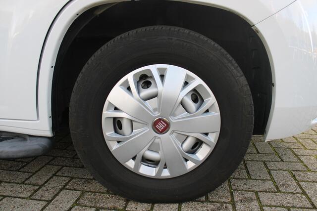 Fiat E-Ducato 3.5T L3H2 79 kWH AUTOMAAT | NAVIGATIE | CLIMATE CONTROL | PARKEERSENSOREN | ACHTERUITRIJ CAMERA | DODEHOEK DETECTIE | LANE ASSIST | LEDER STUURWIEL | BUMPERS IN CARROSERIE KLEUR |