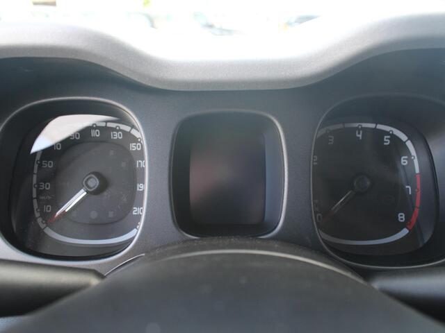 Fiat PANDA 1.0 Hybrid Garmin Cross | Clima | Priv. glass | Dakrails | 5-Persoons | Apple Carplay | Verde Foresta | Pack Garmin