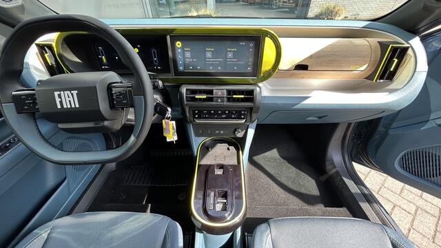 Fiat PANDA Grande La Prima 11 kW 44 kWh Airco - Achteruitrijcamera - Parkeersensoren voor en achter - Cruise control - Navigatiesysteem - Dakrails - Stuur multifunctioneel