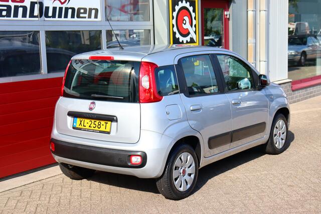 Fiat PANDA 0.9 TwinAir Lounge O.a: Led dagrijverl, Airco, Radio, Uconnect, Afstandsbed, Etc. All-in prijs!