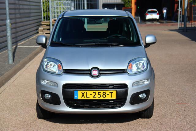 Fiat PANDA 0.9 TwinAir Lounge O.a: Led dagrijverl, Airco, Radio, Uconnect, Afstandsbed, Etc. All-in prijs!
