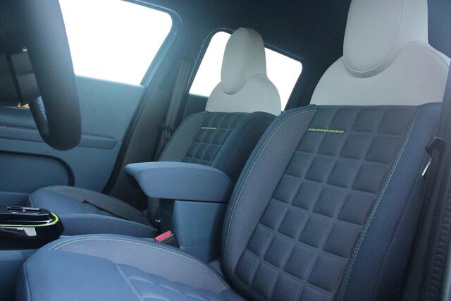 Fiat PANDA Grande LA PRIMA 11 kW 44 kWh | WINTER PACK: (VERWARMBARE VOORSTOELEN, VERWARMBAAR STUURWIEL, VERWARMBARE VOORRUIT) | 17" LICHTMETALEN VELGEN "GLOSSY BLACK" | ELEKTRISCH INKLAPBARE BUITENSPIEGELS | MIDDENARMSTEUN VOOR | NAVIGATIE | DRAADLOZE TELEFOONLADER | ACHTERUITRIJ CAMERA MET DYNAMISCHE HULPLIJNEN | REGENSENSOR | CLIMATE CONTROL | DAB+ RADIO | DRAADLOZE APPLE CARPLAY/ANDROID AUTO |