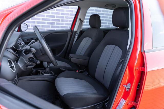 Fiat PUNTO Evo 0.9 TwinAir Sempre | Navigatie | Climate control | Cruise control | 16 inch lichtmetalen velgen | Middenarmsteun | 6 versnellingsbak | Stuurbekrachtiging | Bluetooth telefoonverbinding |
