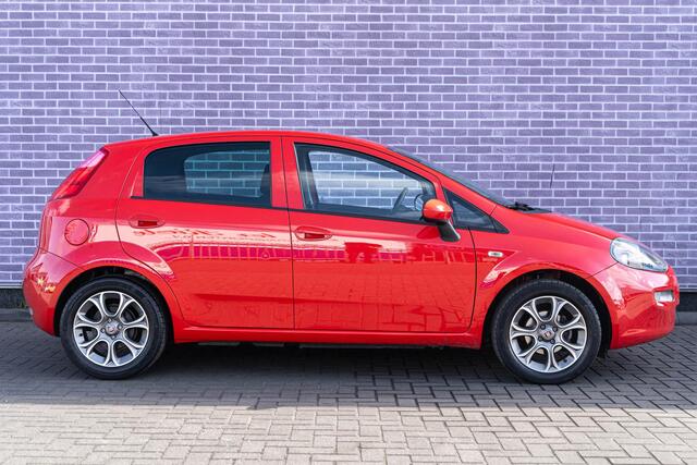 Fiat PUNTO Evo 0.9 TwinAir Sempre | Navigatie | Climate control | Cruise control | 16 inch lichtmetalen velgen | Middenarmsteun | 6 versnellingsbak | Stuurbekrachtiging | Bluetooth telefoonverbinding |
