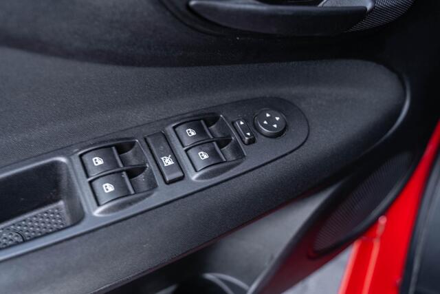 Fiat PUNTO Evo 0.9 TwinAir Sempre | Navigatie | Climate control | Cruise control | 16 inch lichtmetalen velgen | Middenarmsteun | 6 versnellingsbak | Stuurbekrachtiging | Bluetooth telefoonverbinding |