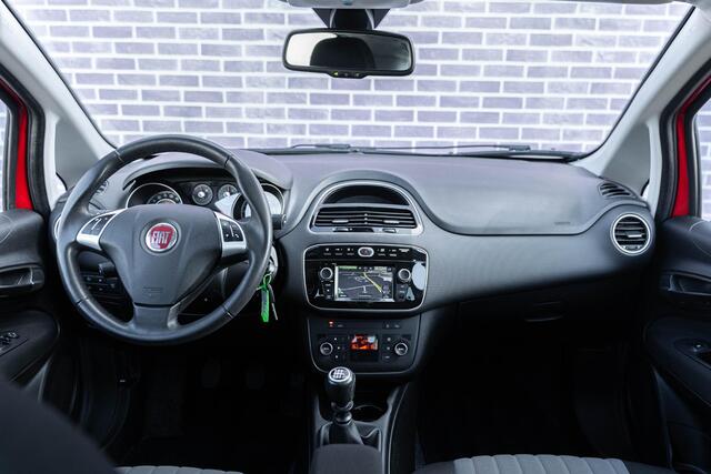 Fiat PUNTO Evo 0.9 TwinAir Sempre | Navigatie | Climate control | Cruise control | 16 inch lichtmetalen velgen | Middenarmsteun | 6 versnellingsbak | Stuurbekrachtiging | Bluetooth telefoonverbinding |