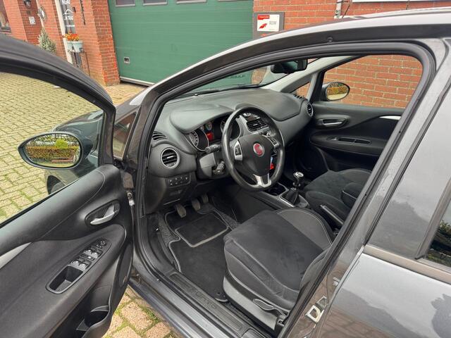 Fiat PUNTO Evo 0.9 TwinAir Lounge NIEUWE APK, PDC TREKHAAK CLIMA LMV 2 SLEUTELS + BOEKJES! NAP! 2E EIGENAAR