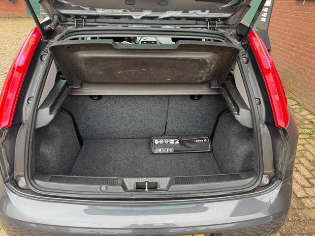 Fiat PUNTO Evo 0.9 TwinAir Lounge NIEUWE APK, PDC TREKHAAK CLIMA LMV 2 SLEUTELS + BOEKJES! NAP! 2E EIGENAAR