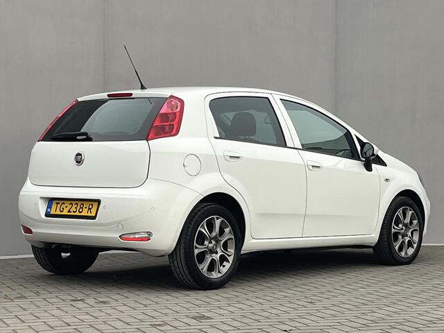 Fiat PUNTO Evo 0.9 TwinAir Sempre / Cruise Control / Climate Control / Parkeersensoren Achter / Navigatie / Radio /