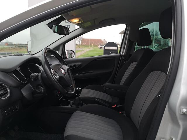 Fiat PUNTO Evo 0.9 TwinAir Sempre | Navi | Parkeersensoren | Trekhaak | Automatische airco