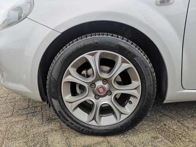 Fiat PUNTO Evo 0.9 TwinAir Sempre | Navi | Parkeersensoren | Trekhaak | Automatische airco