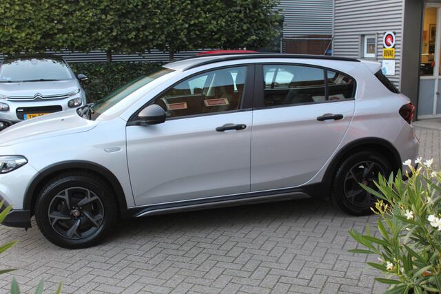Fiat TIPO Cross 1.0 Cross Airco-Cruise-Camera-Apple Carplay 12 Maanden Bovag Garantie.