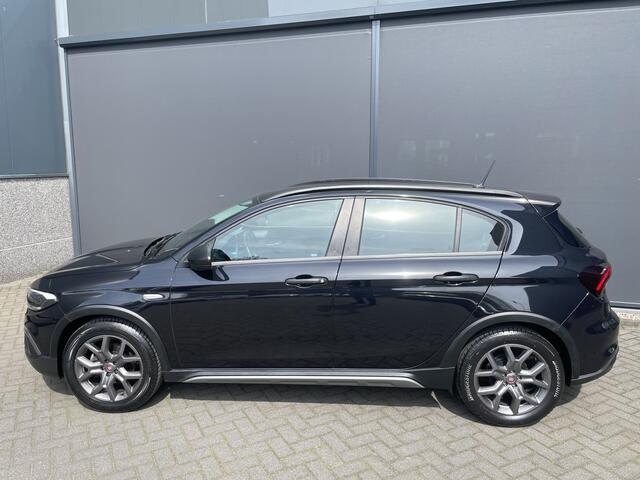 Fiat TIPO Cross 1.0 City Cross Achteruitrijcamera - Airco - Cruise control - Dakrails - Licht metalen velgen 17 inch - U-connect - Stuur multifunctioneel - Bluetooth - Elektrische ramen - Parkeersensoren - Led verlichting - Mistlampen voor - Radio - Start/stop syst