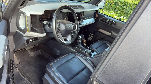 Ford BRONCO 2.7 Badlands | V6 336PK | Carbonized Grey | Afneembare trekhaak | Grijs kenteken | Prijs ex. BTW | Speciale wielen en accessoires zie tekst | Ombouw grijs kenteken - 2 zitplaatsen
