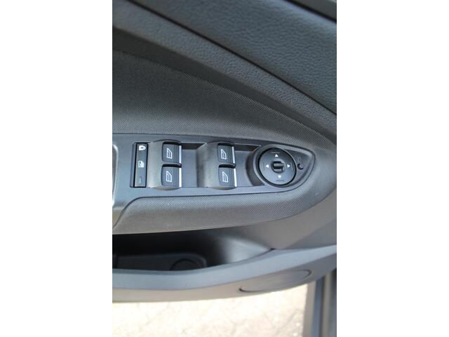 Ford C-MAX 1.0 Titanium , 125pk Climate control , Camera , Trekhaak afneembaar , Cruise Navigatie , Bluetooth , Park. Assist , LED dag rijverlichting
