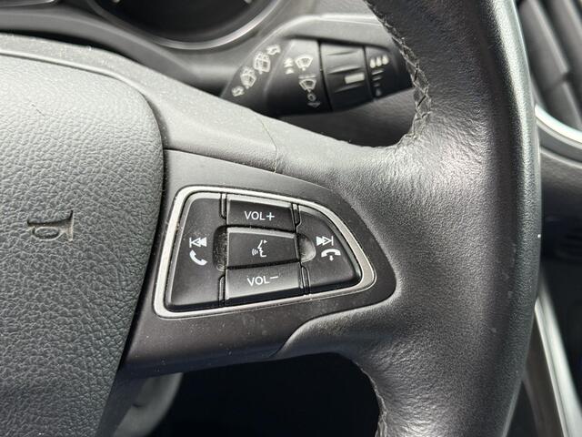 Ford C-MAX 1.5 Titanium / Trekhaak / Navigatie / Cruise Control / Bluetooth / Climate Control / Navigatie / Camera