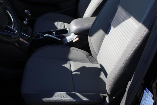 Ford C-MAX 1.0-125pk Titanium. Goed onderhouden hoogzitter ! Autm. airco dual, LM wielen, elektr. achterklep, cruise control, navigatie, telefoonvoorb., panoramadak, metallic lak, voorraamverwarming etc.