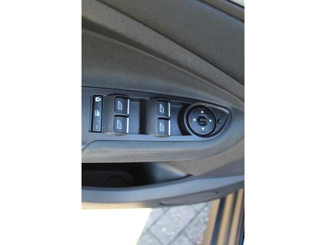 Ford C-MAX 1.0-125pk Titanium. Goed onderhouden hoogzitter ! Autm. airco dual, LM wielen, elektr. achterklep, cruise control, navigatie, telefoonvoorb., panoramadak, metallic lak, voorraamverwarming etc.