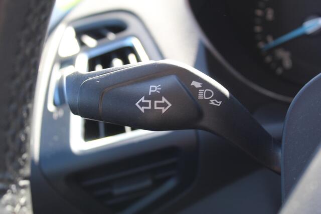 Ford C-MAX 1.0-125pk Titanium. Goed onderhouden hoogzitter ! Autm. airco dual, LM wielen, elektr. achterklep, cruise control, navigatie, telefoonvoorb., panoramadak, metallic lak, voorraamverwarming etc.