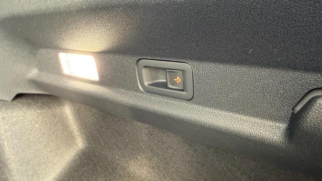 Ford CAPRI Select Extended Range RWD 77 kWh Direct leverbaar | 21 inch velgen | Warmtepomp | massage stoelen | Stoel en stuur verwarming | Trekhaak