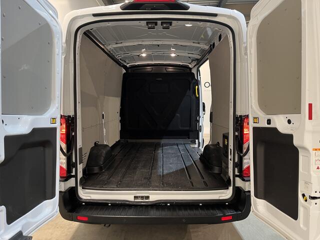 Ford E-Transit 350 L2H2 Trend 68 kWh / 100% Elektrisch !! / Airco / Cruise Control / CarPlay / Camera / Navigatie / 3-Zits / 12.000 KM !!
