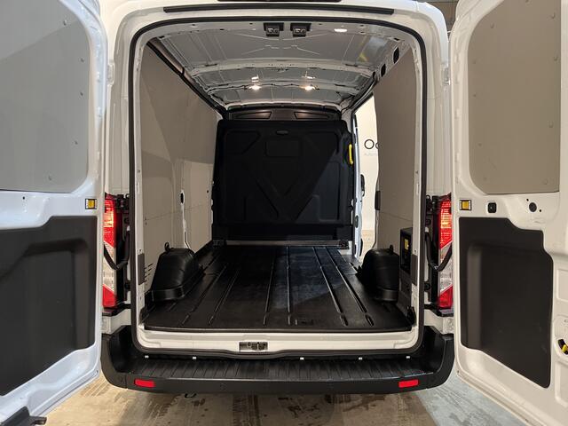 Ford E-Transit 350 L2H2 Trend 68 kWh / 100% Elektrisch !! / Airco / Cruise Control / CarPlay / Camera / Navigatie / 3-Zits / 10.400 KM !!