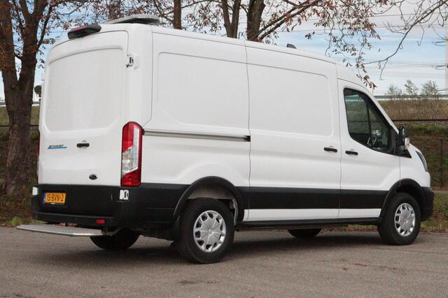 Ford E-Transit 425 L2H2 Trend 68 kWh WERKPLAATSBUS | NAVI | CAMERA + PDC | VRUIT/STOELVERW | LANE-ASSIST/WARNING | BOTT-BEDRIJFSWAGENINRICHTING |